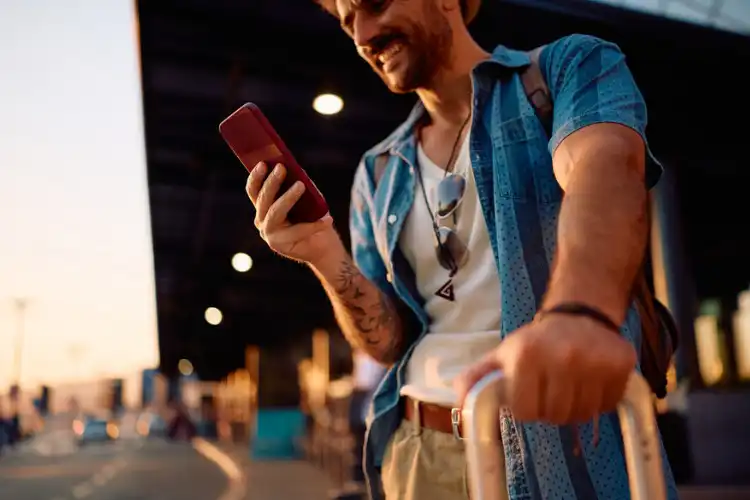 Homem vendo o consumo de dados do melhor chip virtual para Europa no celular