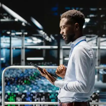 Empresário do ramo da tecnologia com tablet na mão