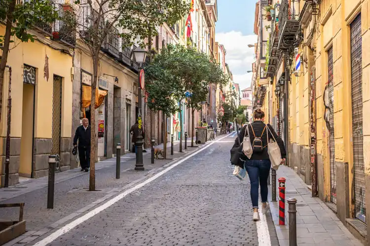 Pessoa caminhando em rua da Espanha após obter cidadania europeia