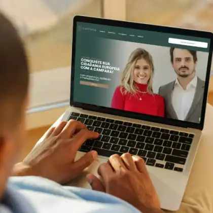 Homem com computador aberto na página da Campara