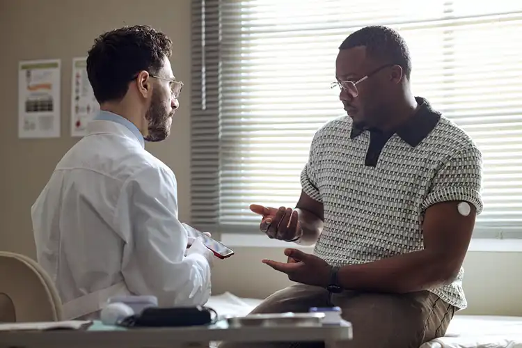 Médico e paciente em consulta no hospital