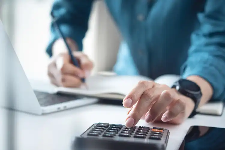 Futuro aluno se planejando financeiramente para ter o visto de estudante.