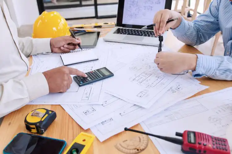 engenheiros fazendo cálculos de construção