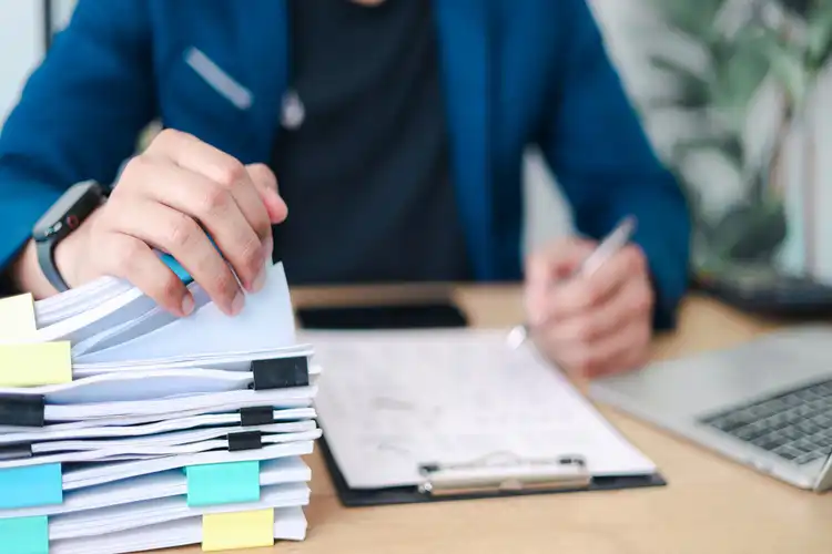 Pessoa verifica documentação para visto de trabalho