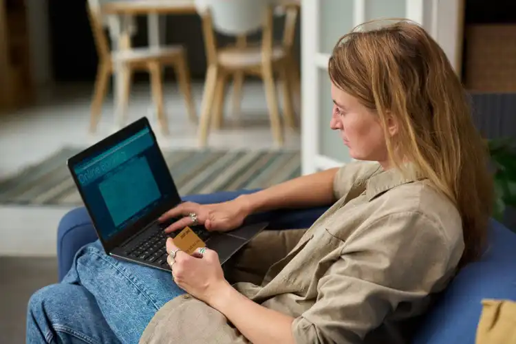 Mulher comparando taxas na plataforma para enviar dinheiro para o Brasil