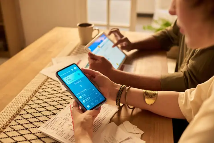 Casal comparando taxas de enviar dinheiro para Portugal online