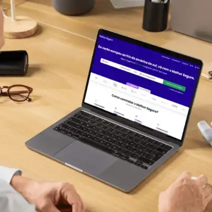 Pessoa acessa plataforma Melhor Seguro em notebook