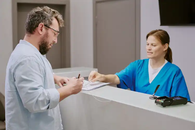 Paciente com seguro viagem em balcão de hospital