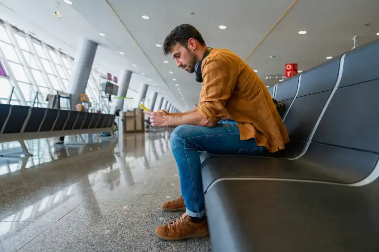 Turista após perder o voo aguarda próxima viagem