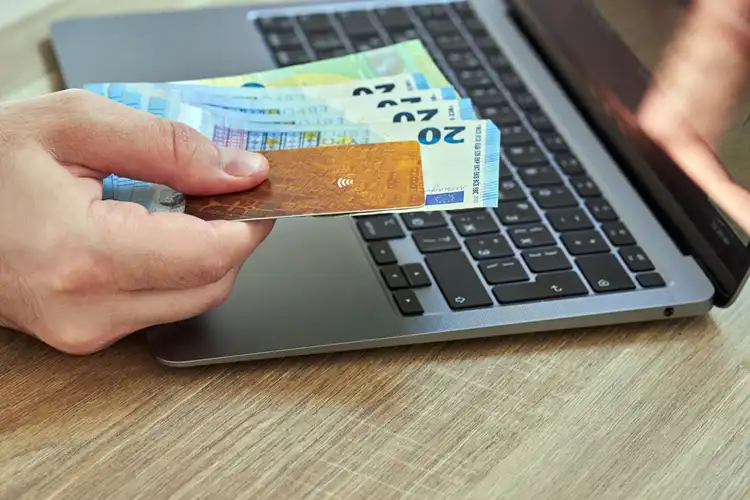 Comprar euro com cartão pré-pago internacional é simples e econômico