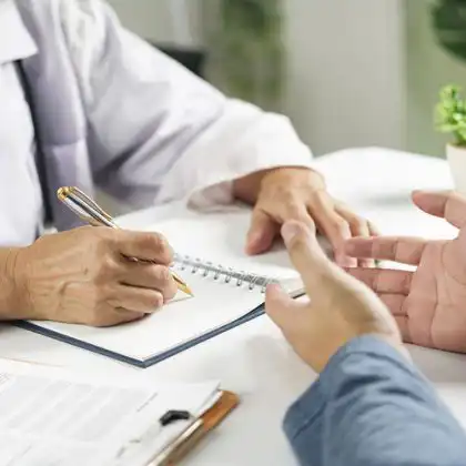 Médica e paciente em consulta usando PB4