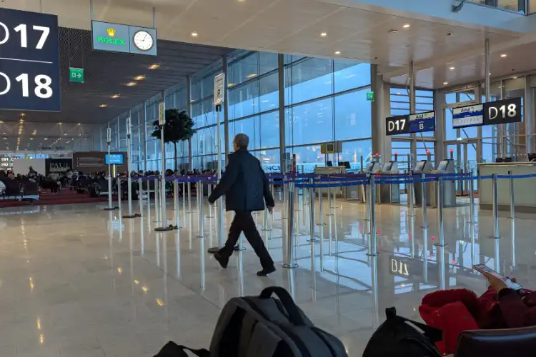 Homem vaga por aeroporto após perder voo