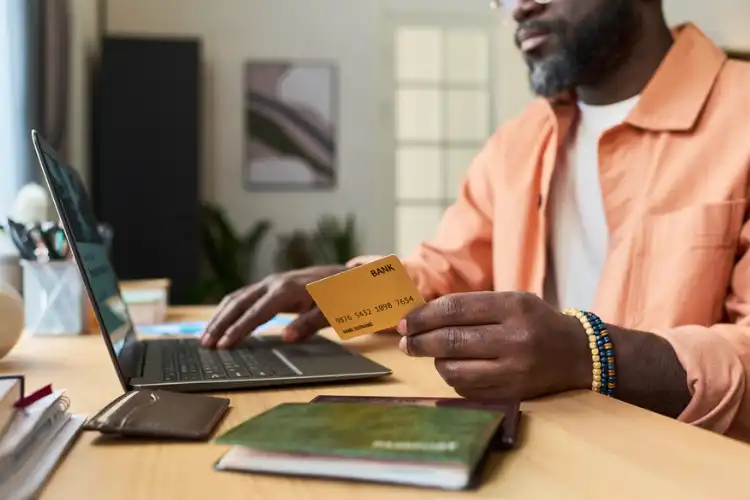 Homem aprendendo a enviar dinheiro de Portugal para o Brasil online.