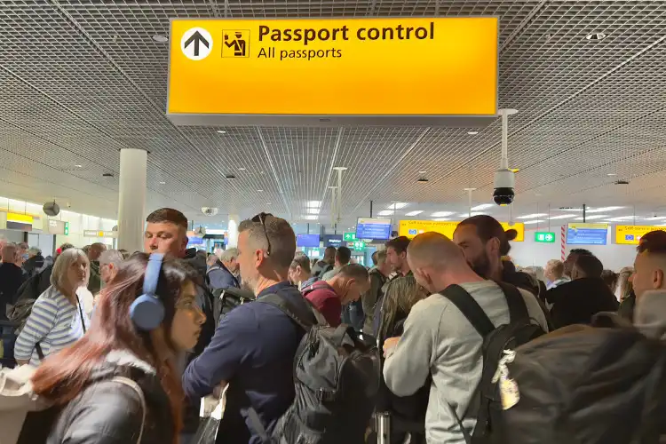 Turistas em fila de imigração de aeroporto com seguro viagem