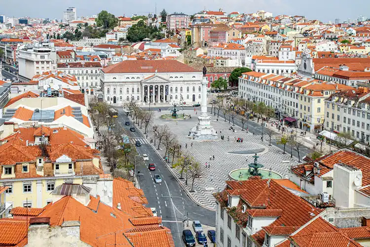 Praça do Rossio em Lisboa é visitada tanto por moradores quanto turistas
