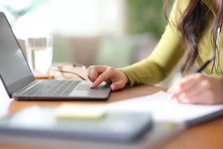 Estudante fazendo trâmites sobre como validar diploma em Portugal