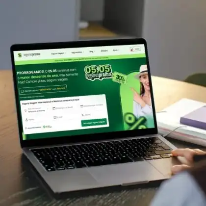 Pessoa acessa site de comparação de seguro viagem Seguros Promo em notebook.