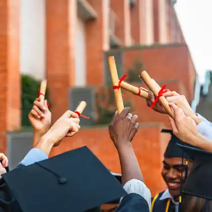 Grupo de estudantes celebrando a graduação com o diploma em Portugal