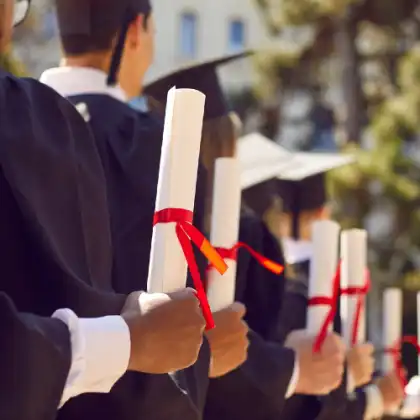 Para validar diploma na Espanha, é preciso reunir documentos traduzidos e solicitar perante o ministério de universidades do país