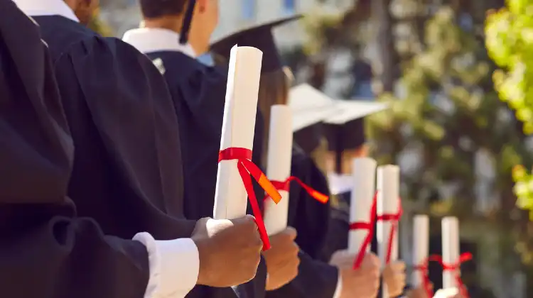 Para validar diploma na Espanha, é preciso reunir documentos traduzidos e solicitar perante o ministério de universidades do país