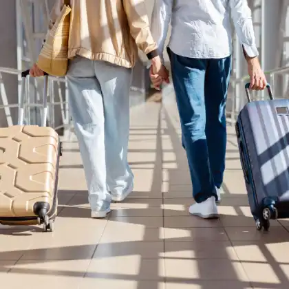 Casal viaja para Europa com seguro viagem