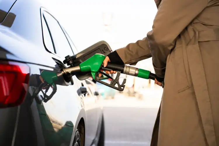 Abastecer carro alugado na Europa exige certos cuidados