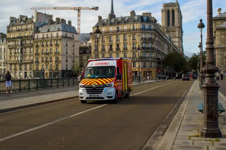 Ambulância em uma cidade da Europa
