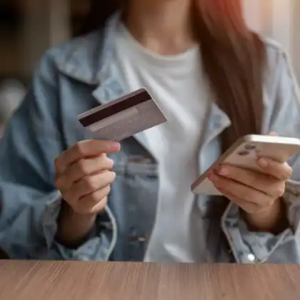 Mulher fazendo compras com cartão internacional para Europa.