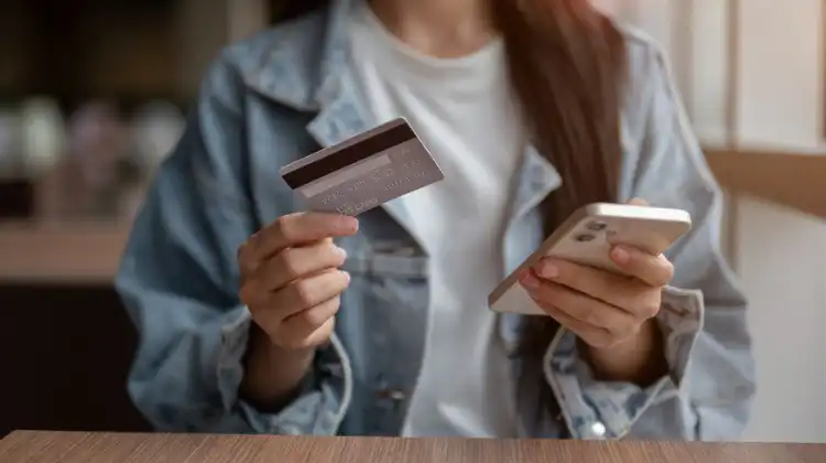 Mulher fazendo compras com cartão internacional para Europa.