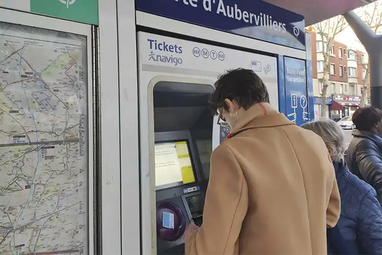 Viajante em Paris paga por recarga com cartão de viagem