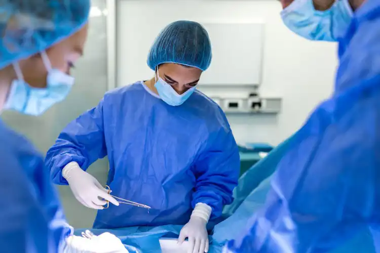 Cirurgiã operando paciente. 