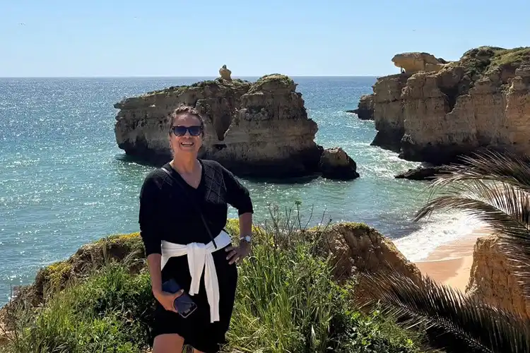 Mulher que imigrou sozinha conta o custo invisível de morar em Portugal