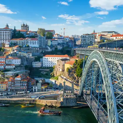 Vista da Ponte Luís I, com o Rio Douro e a Ribeira, destacando os principais pontos turísticos para quem vai morar no Porto, Portugal
