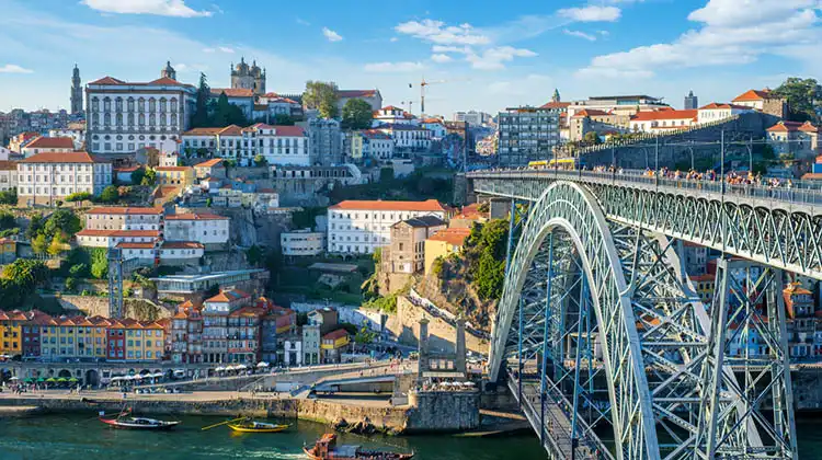 Vista da Ponte Luís I, com o Rio Douro e a Ribeira, destacando os principais pontos turísticos para quem vai morar no Porto, Portugal