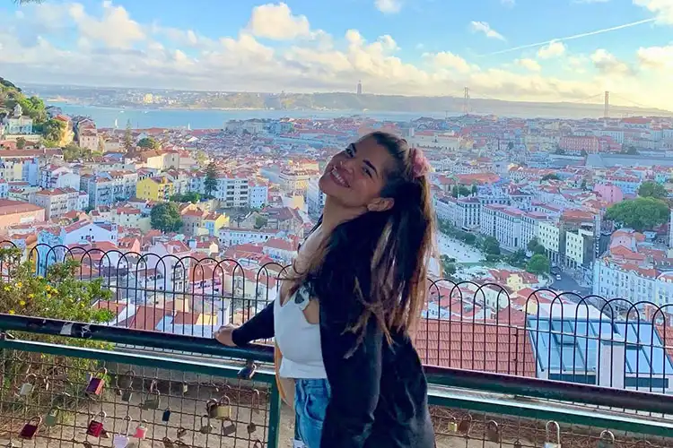 Entrevistada brasileira reconhece o custo invisível de morar em Portugal