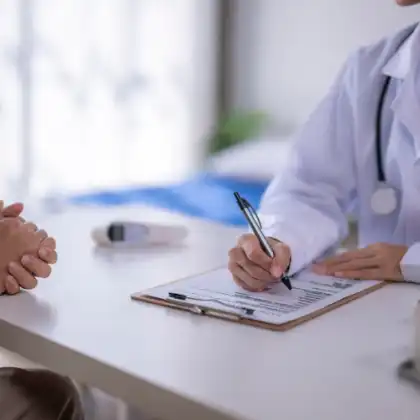 Médico calculando quanto custa ficar internado na Europa.