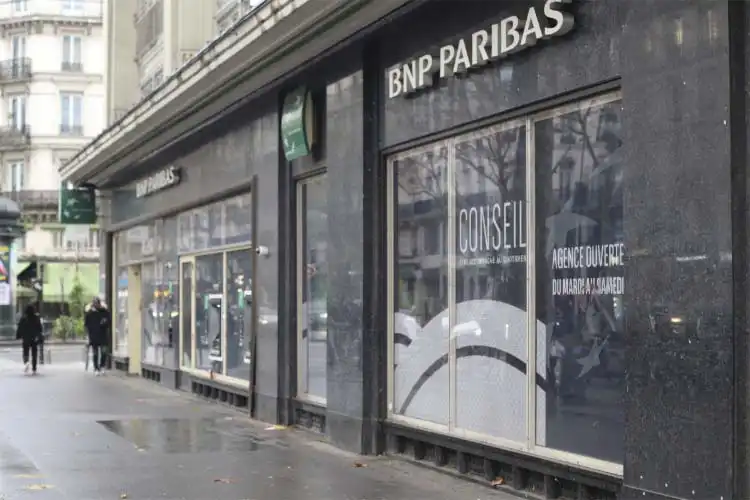 Entrada para banco onde é possível retirar dinheiro em espécie na Europa