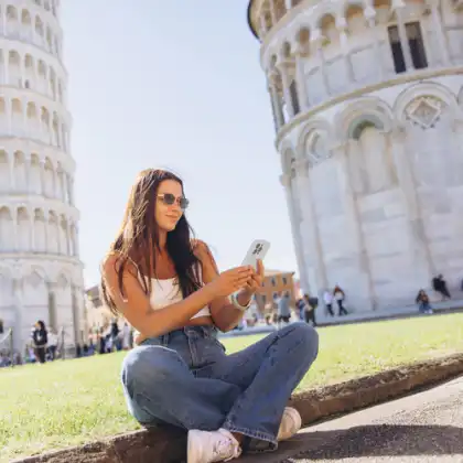 Mulher em frente à Torre de Pisa