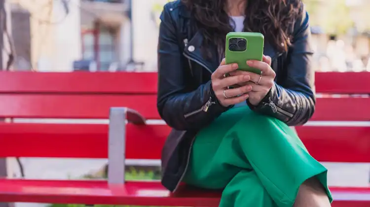 A escolha entre E-sim ou Chip Físico na Europa depende do objetivo, roteiro e dias de viagem